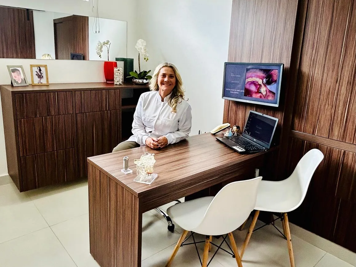 Dra. Reni Lemos em sua sala de avaliação
