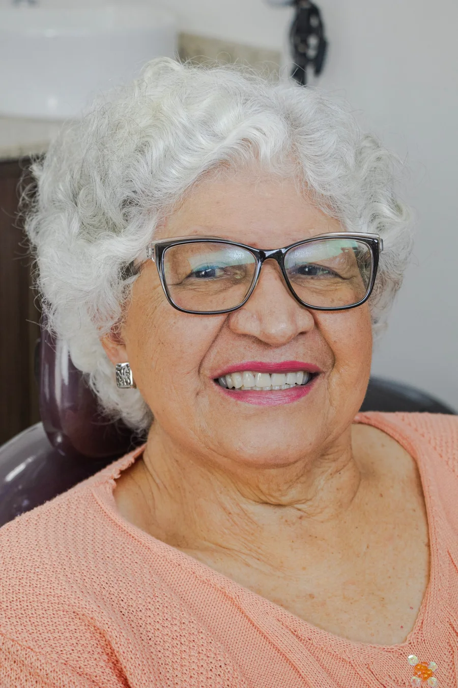 Paciente sorrindo após seu tratamento odontológico