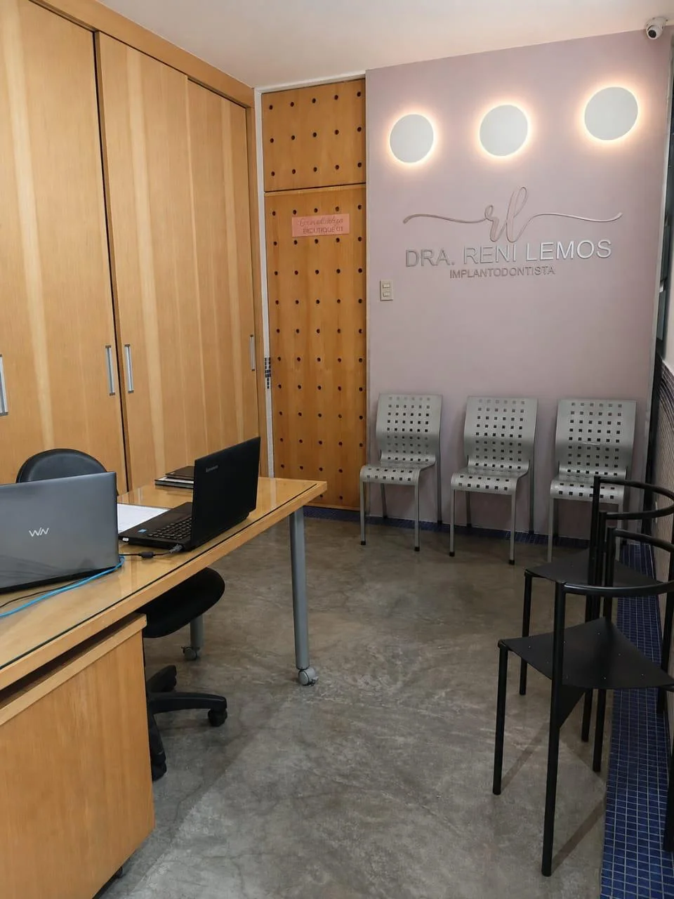 Recepção e área de atendimento da clínica da Dra. Reni Lemos